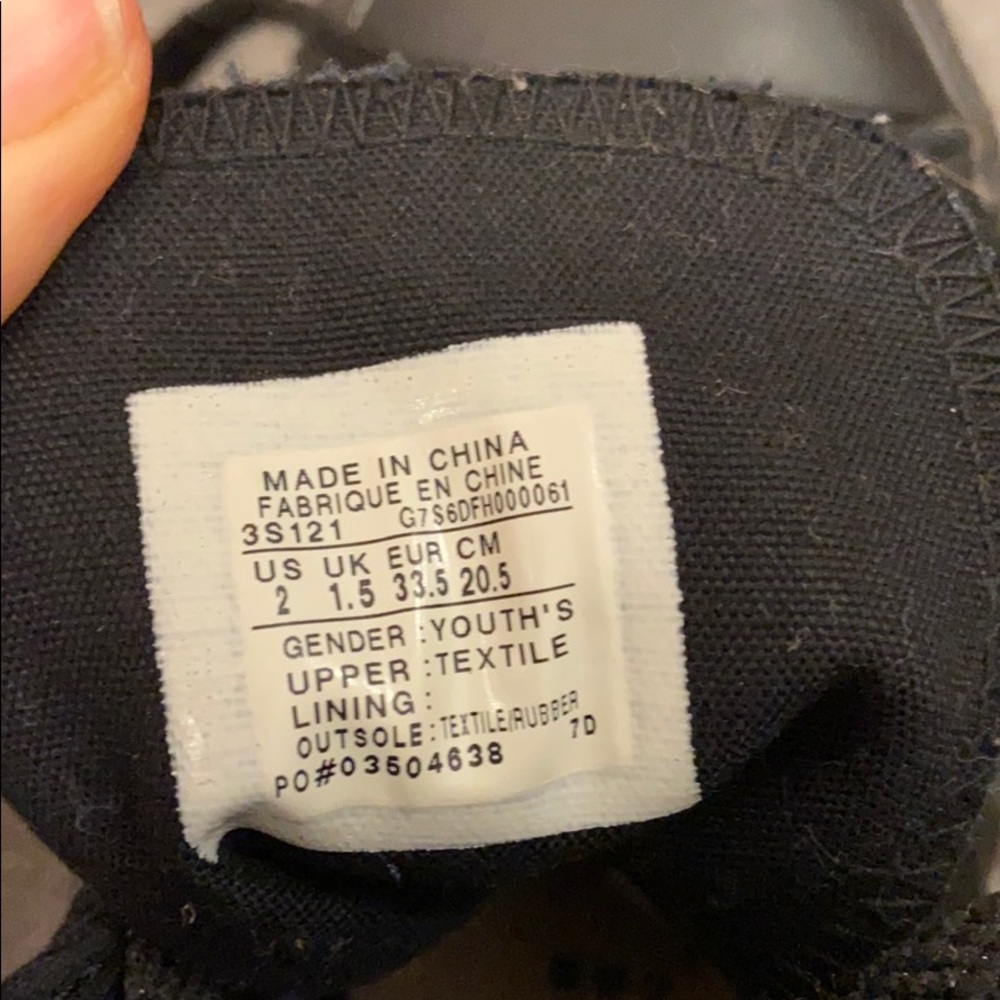 All star chuck Taylor converse. Size 2 youth - Picture 6 of 6